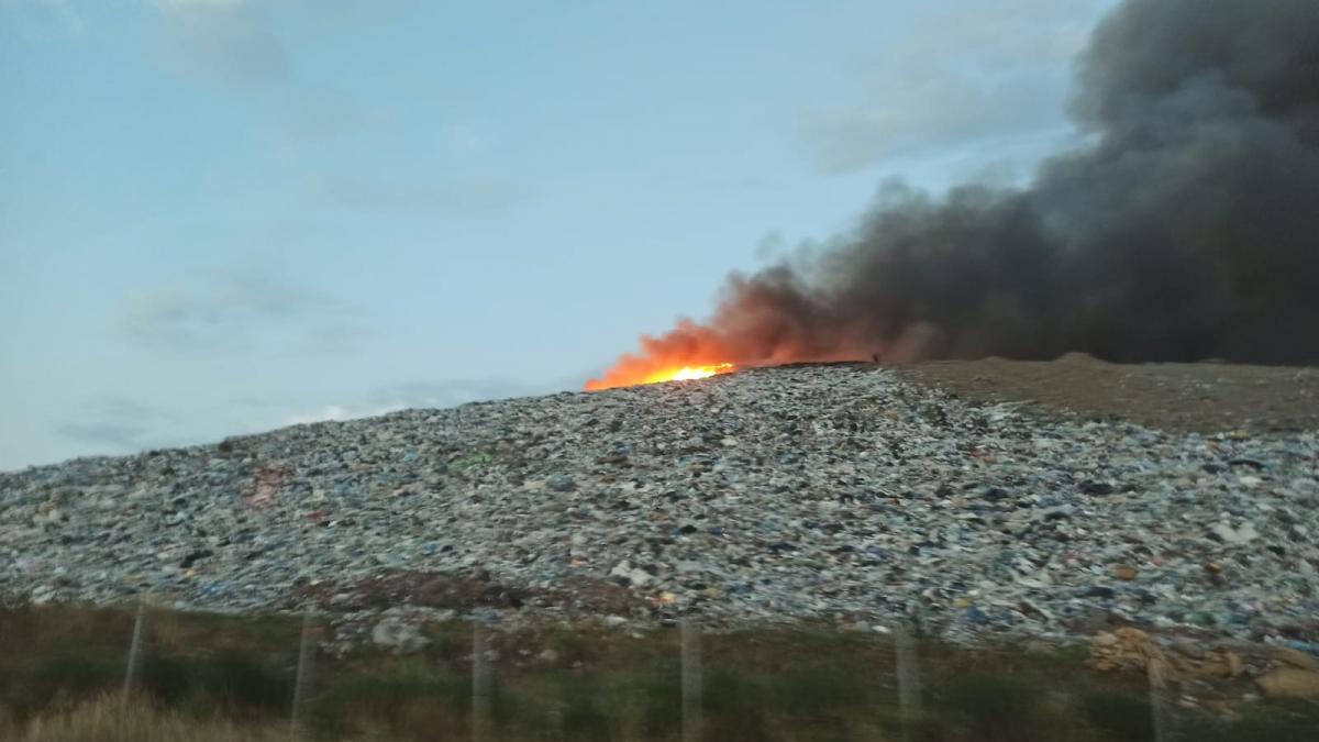 Alertă la Arad: Vântul a reaprins focarele de la groapa de gunoi a orașului