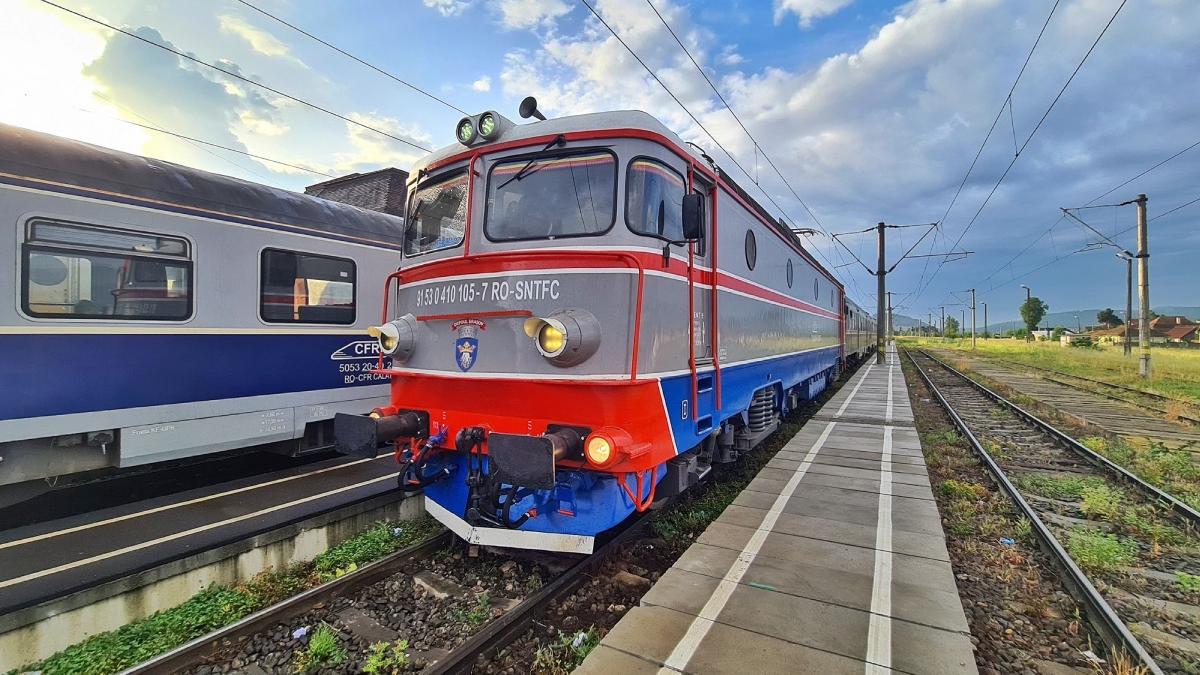 Întârzieri de sute de minute în circulaţia trenurilor. Călătorii se topesc în vagoanele încinse