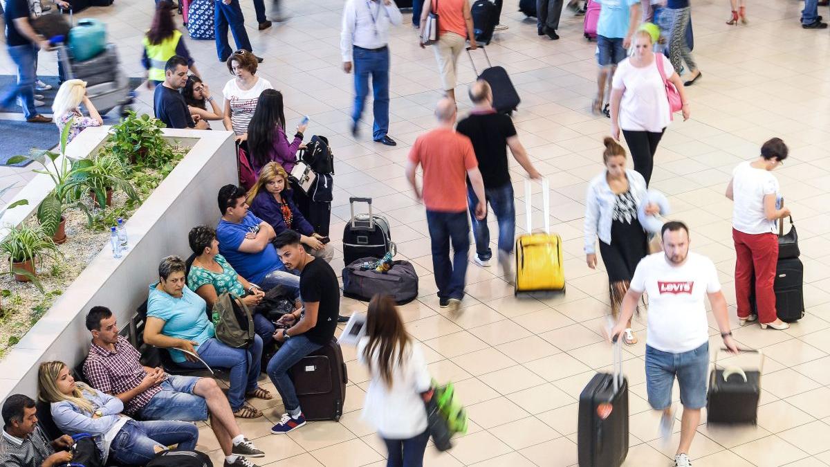 oameni bagaje aeroport