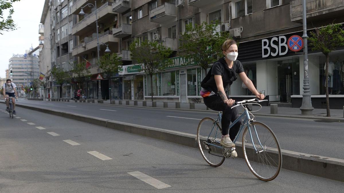 femeie bicicleta