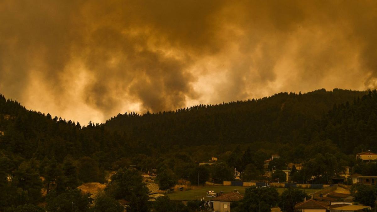 Grecia, mistuită de flăcări! Un elicopter de stingere a incendiilor s-a prăbuşit pe insula Zakynthos