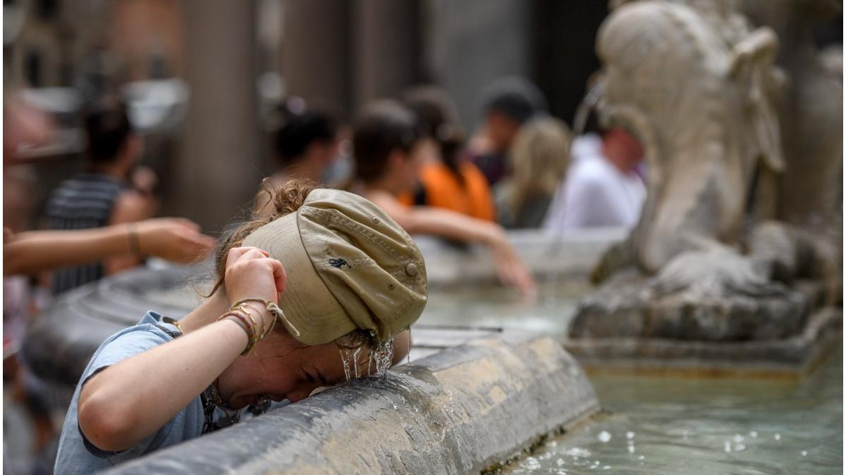 copil fontana di trevi italia canicula