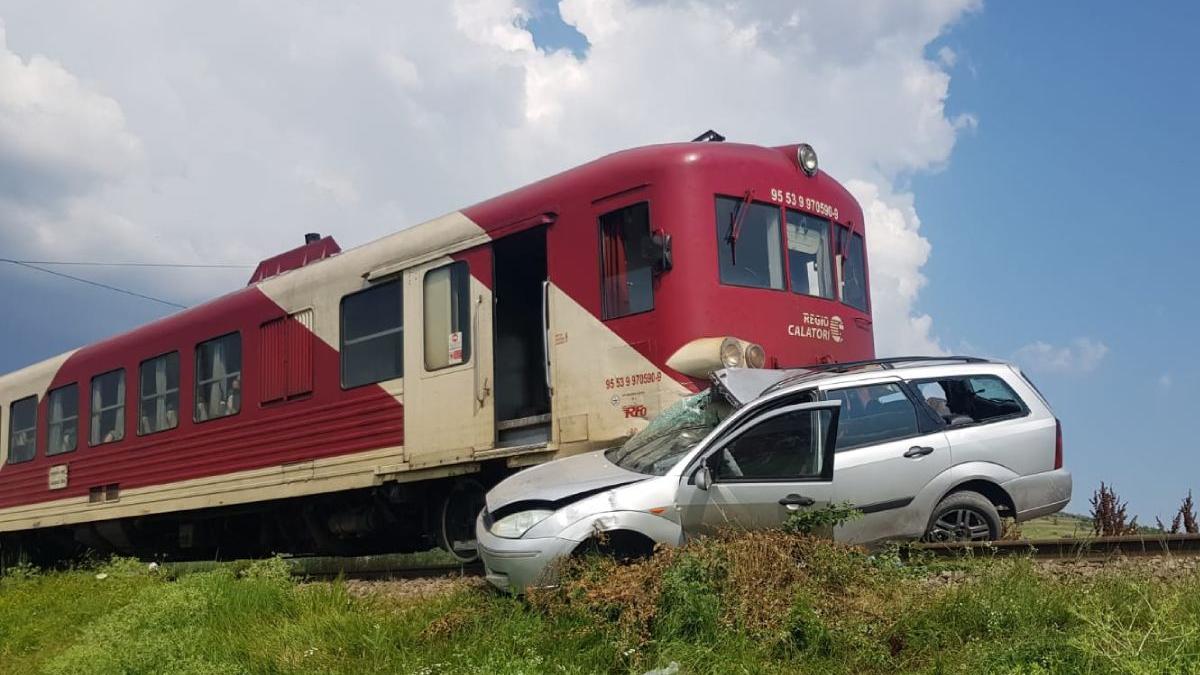 Un tren a lovit o mașină în judeţul Harghita. Circulația feroviară este oprită pe magistrala 400