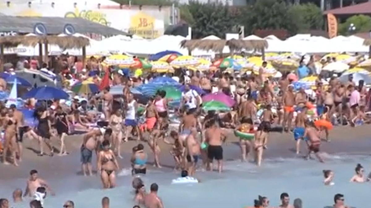 Litoralul, aglomerat la cote maxime. 300.000 de oameni au lăsat forfota din marile orașe şi au dat fuga la mare