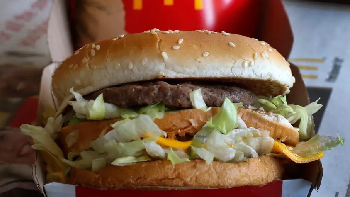 O femeie dă în judecată McDonald's pentru că i-a întrerupt postul: "Am văzut reclama, nu m-am putut abţine"