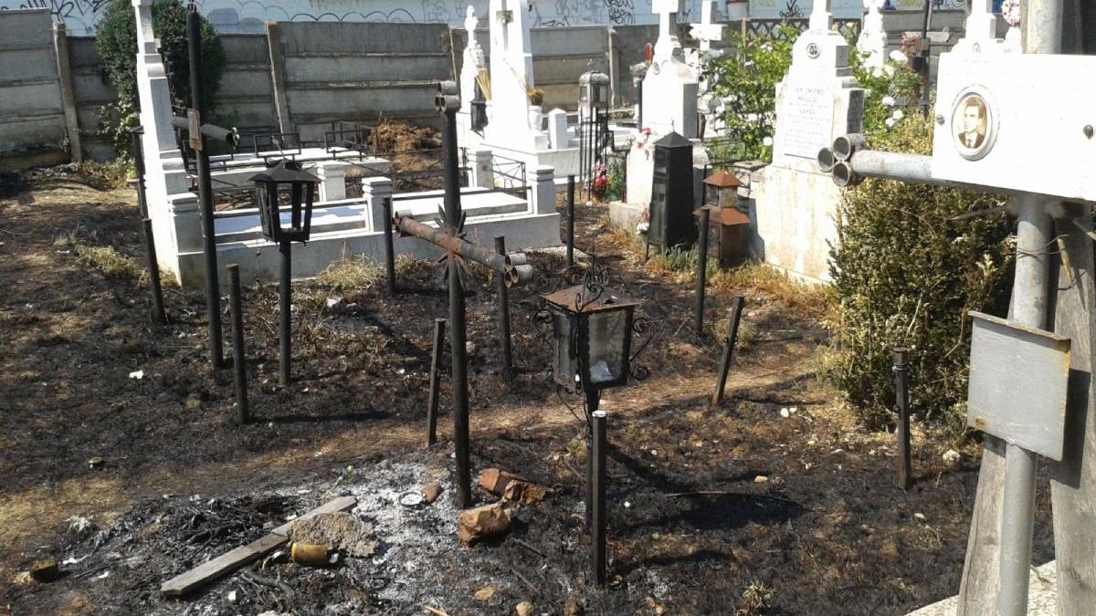 incendiu cimitir morminte