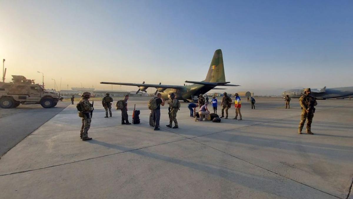 romani-kabul-aeroport-evacuati