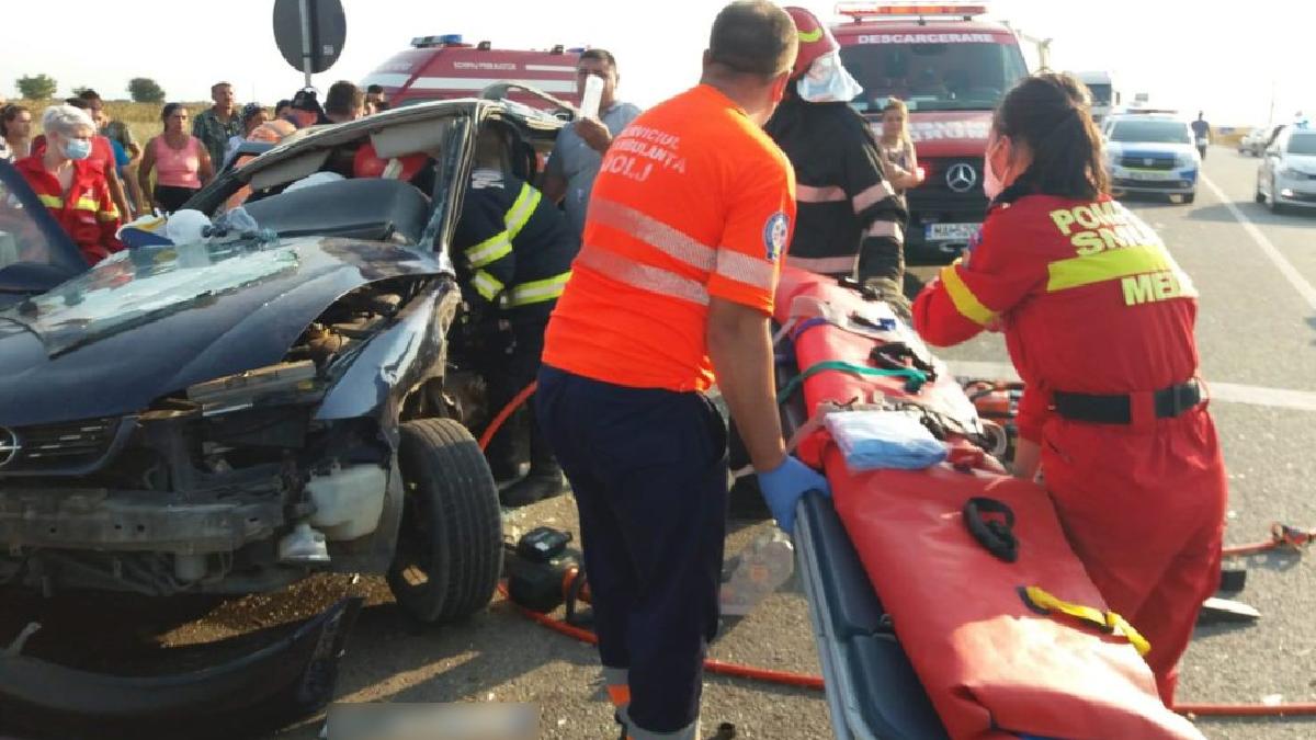 Accident cumplit la Motăţei, Dolj. Șase persoane, între care doi copii, au fost rănite