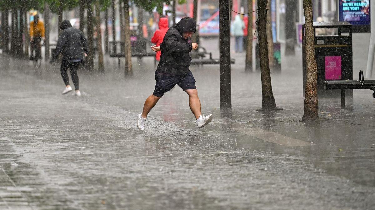 Vremea se schimbă radical! Frig, ploi și grindină în zilele următoare. Alertă meteo emisă de ANM