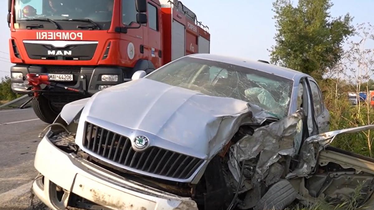 Un şofer a supravieţuit ca prin minune, după un accident cu două TIR-uri şi o maşină