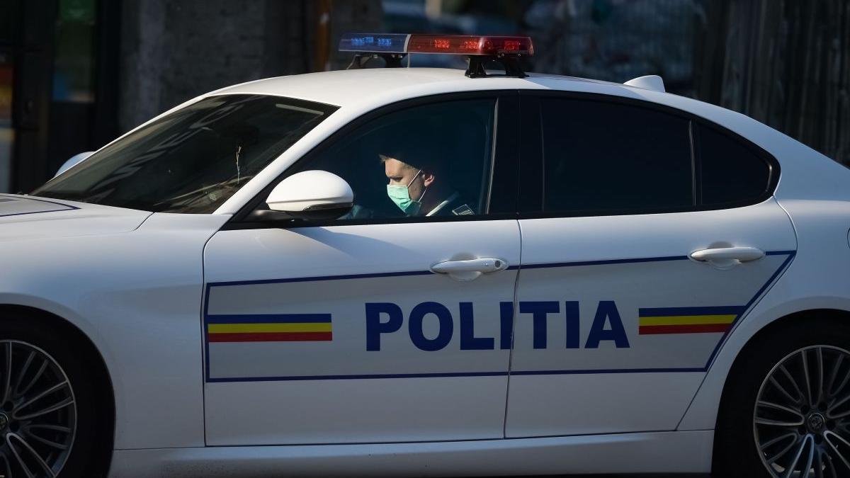 Doi minori reţinuţi de poliţişti, după ce au furat o maşină şi au făcut accident în Bihor