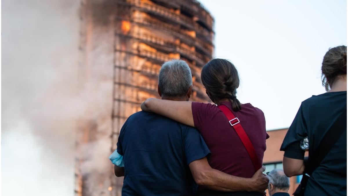 incendiu bloc milano