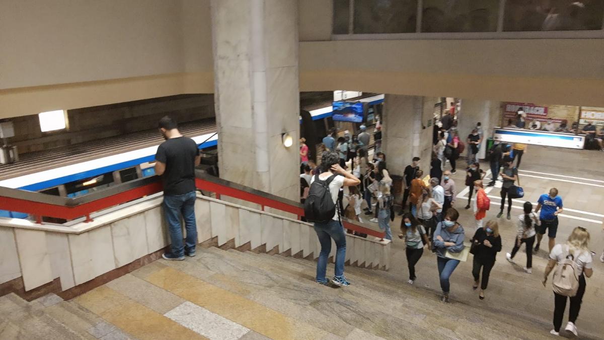 Haos la metrou după ce un tren s-a defectat la stația Piața Romană