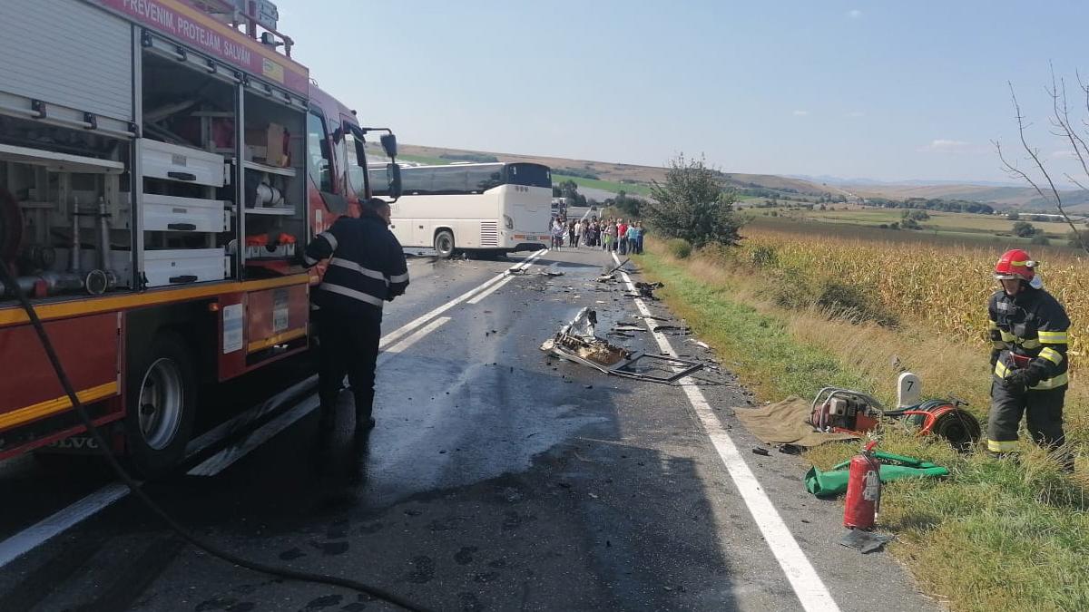 Autocar plin cu pasageri, implicat într-un accident pe DN1, în Sibiu. Două persoane au fost rănite