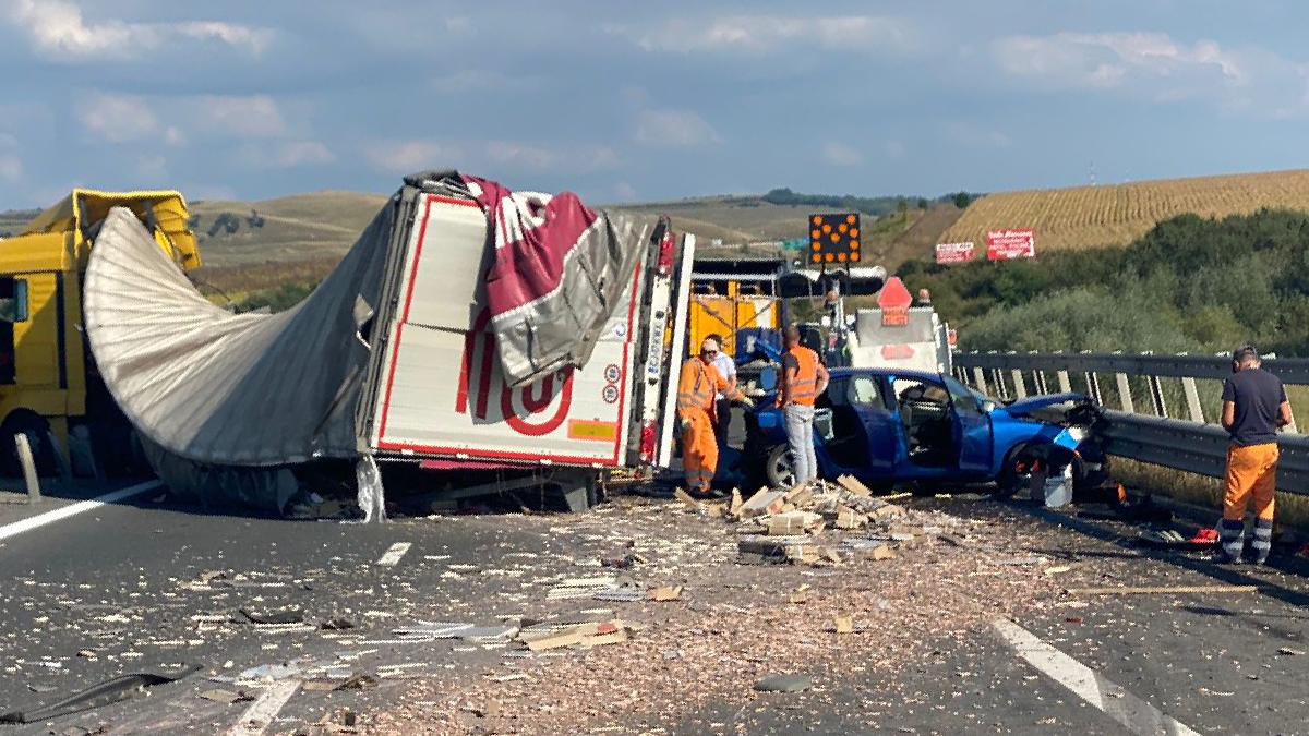 Carambol cu 3 maşini şi 2 TIR-uri pe A1, în Alba. Traficul este blocat