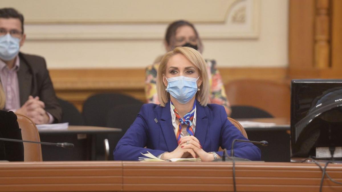 Gabriela Firea: ”Salariul minim trebuie să țină pasul cu scumpirile în lanț și să crească de la 2 300 la 2.500 lei!”