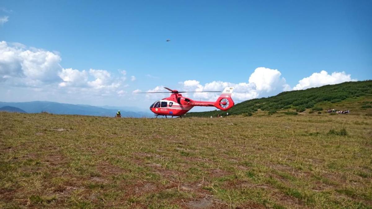 Operațiune de salvare periculoasă a unui alpinist cu mâinile și picioarele rupte 