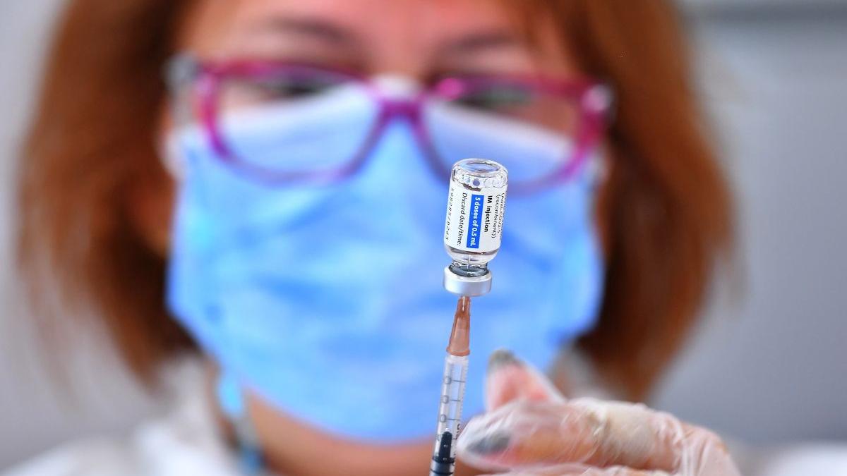 Vaccinarea cu a treia doză ar putea începe săptămâna următoare. Cine are prioritate