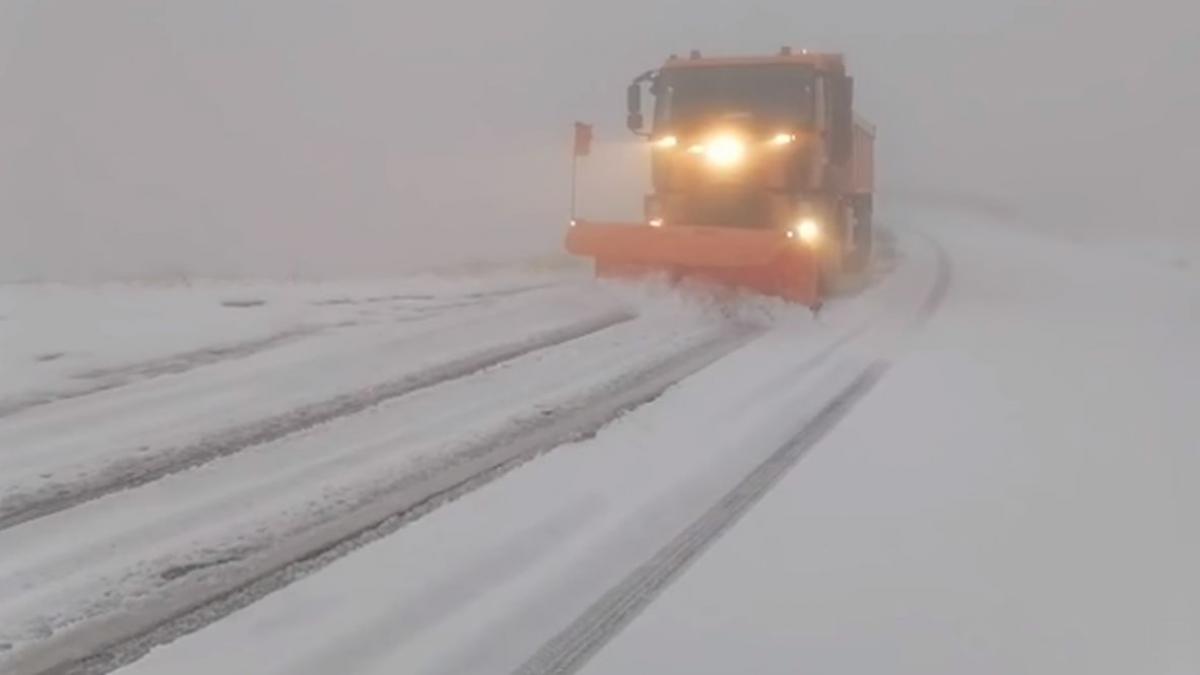 Zăpadă de peste 10 centimetri în România. Se intervine cu utilaje de deszăpezire