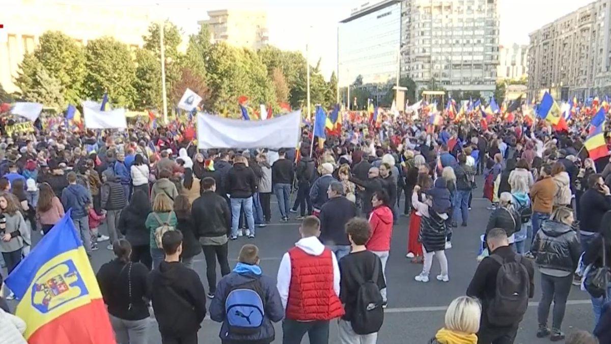 Imagini din Piaţa Victoriei! Mii de oameni protestează împotriva restricţiilor