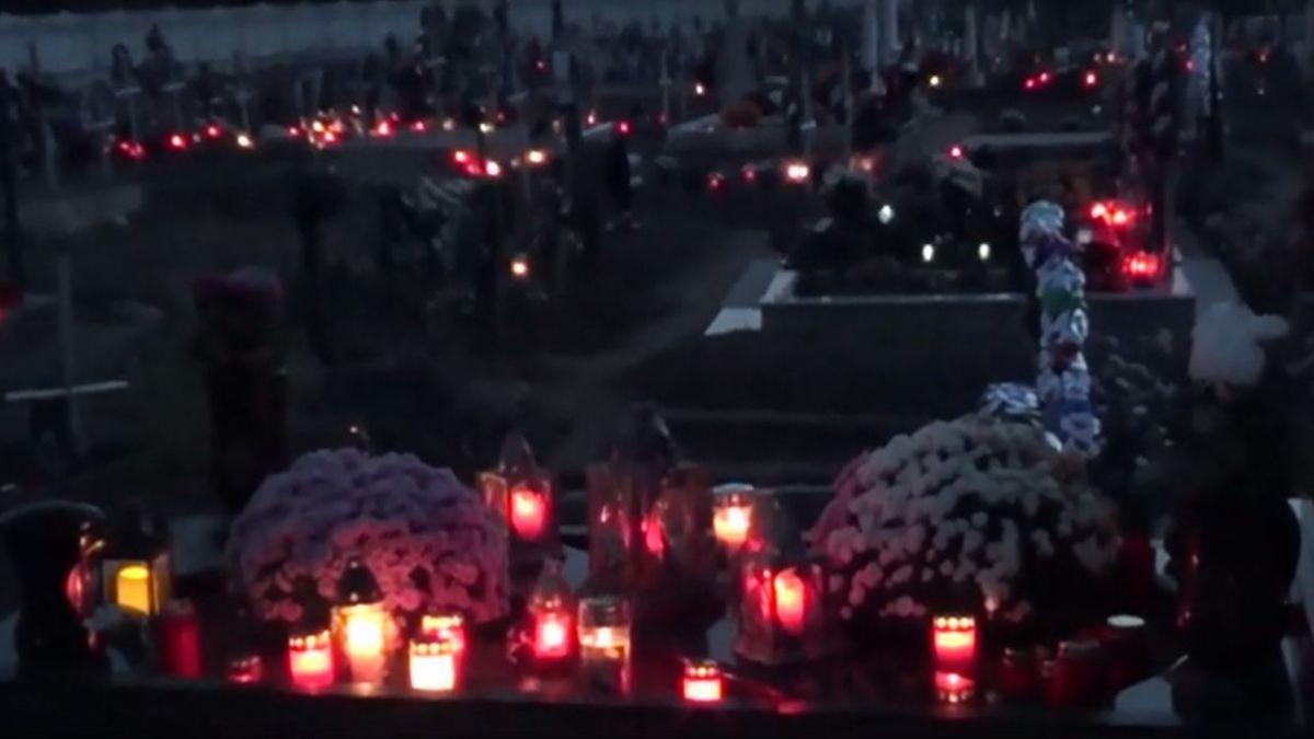 Mii de lumânări au fost aprinse de Ziua Morţilor sau Luminaţia, în cimitire