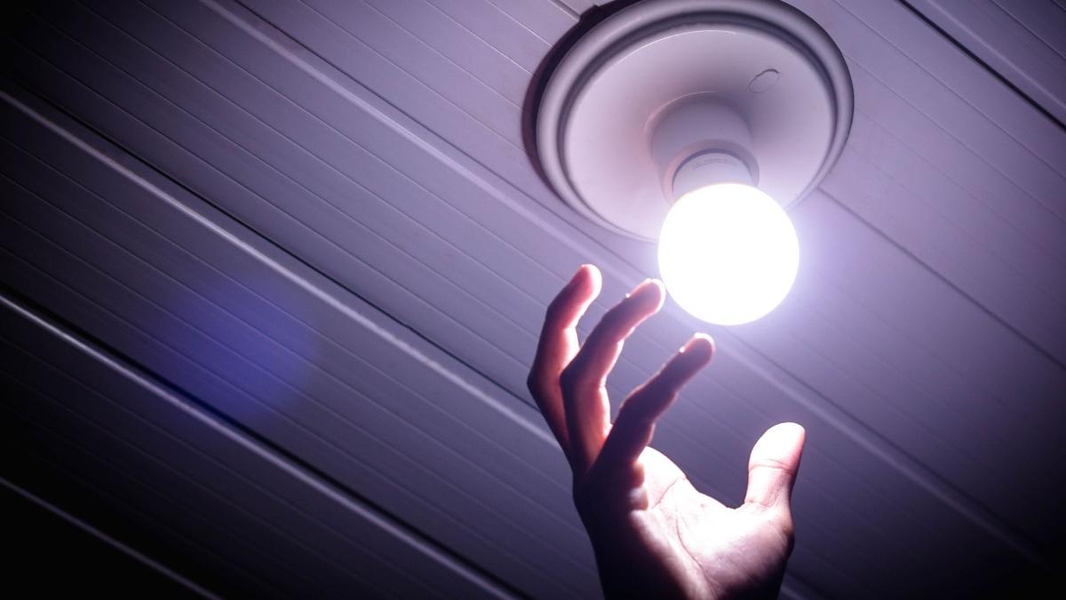 Românii vor plăti două facturi la energia electrică în luna decembrie! Explicația vicepreședintelui ANRE