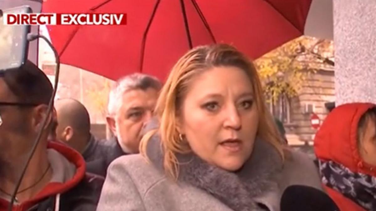 Soțul Dianei Șoșoacă a ajuns la Poliție după ce a lovit un agent chemat chiar de soția sa. Șoșoacă: ”Ei l-au dat cu capul de ușă!”