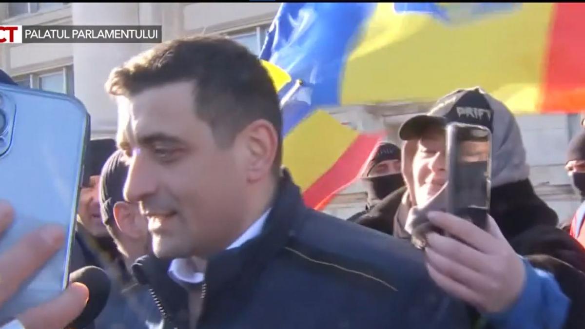 Liderul AUR, George Simion, cântă în direct, alături de protestatari, ”Domn, Domn să-nălțăm!”