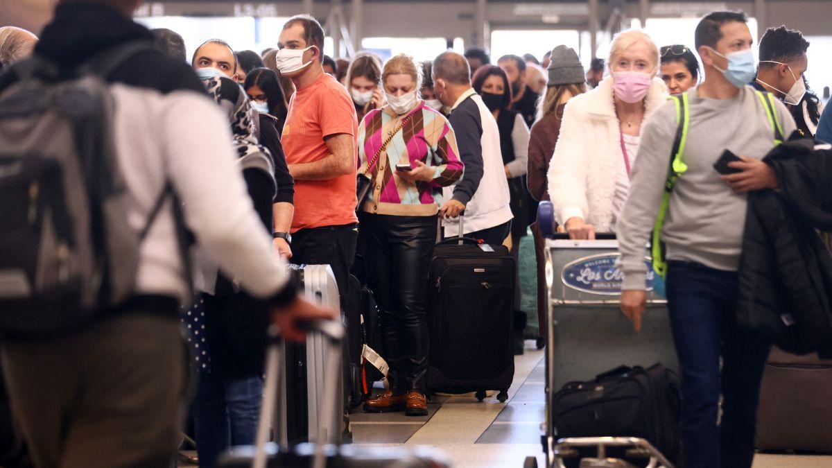 Alertă pe aeroport. Bărbat infectat cu COVID, în mijlocul mulțimii de oameni