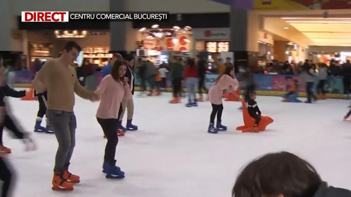 Aglomeratie la mall, în a doua zi de Crăciun! Oamenii stau la cozi uriaşe pentru a merge la patinoar