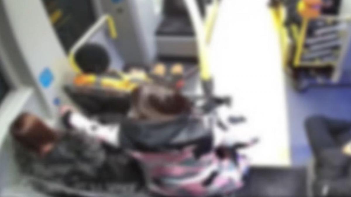 Tramvai de 2 milioane de euro, vandalizat de două adolescente din Iași. Totul a fost surprins în imagini