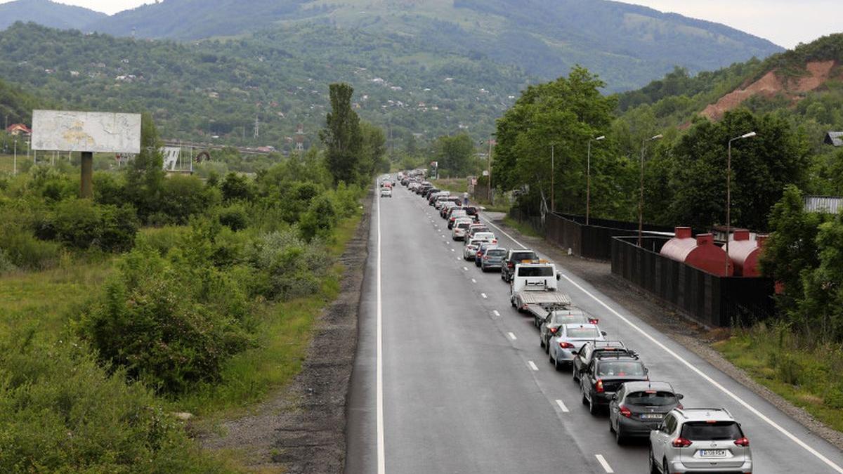 Blocaj pe Valea Prahovei. Turiștii care se întorc din vacanța de Revelion stau în coloană în mai multe zone