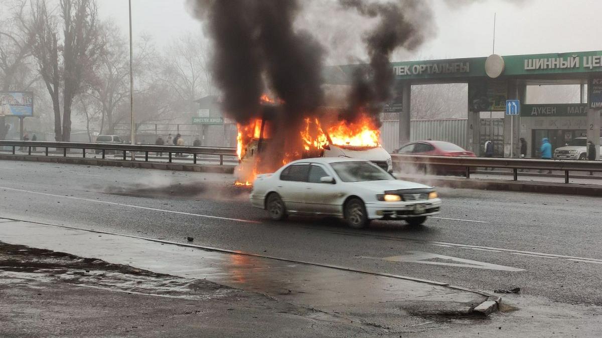 Vehicul incendiat la Almati