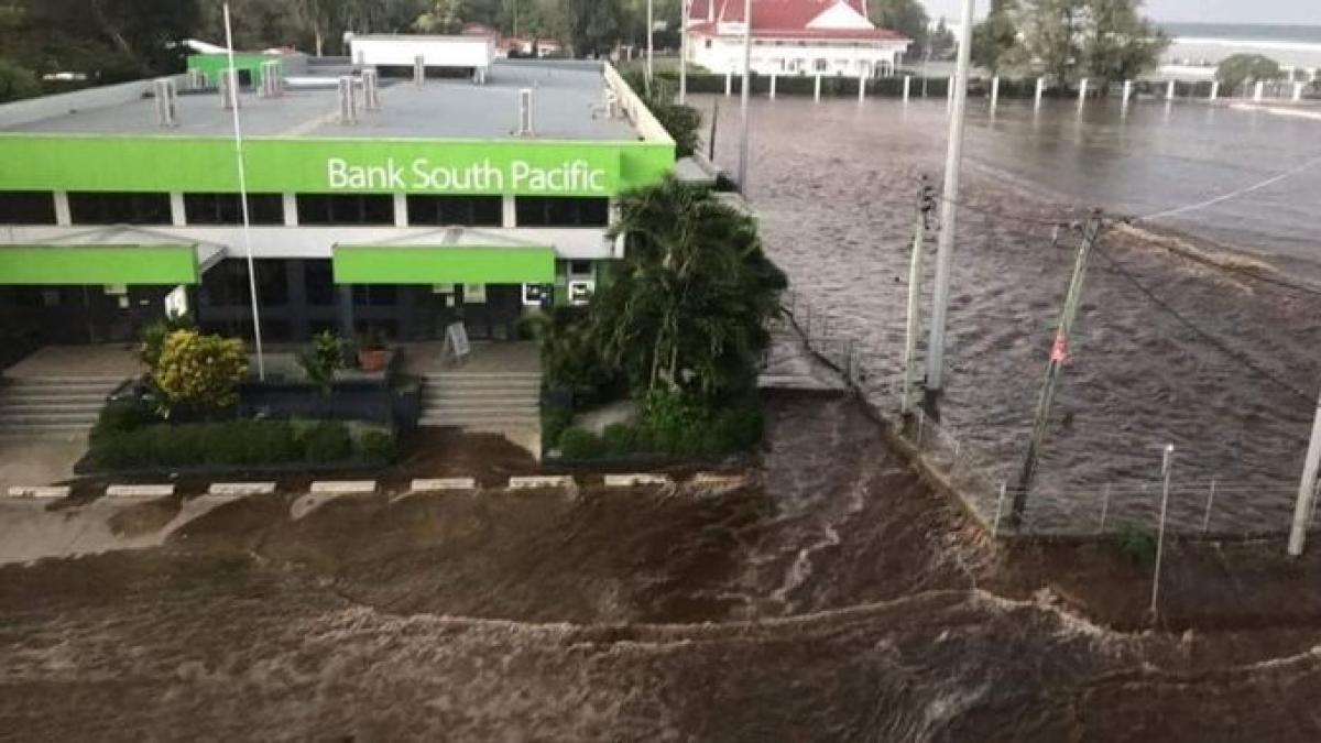 Un tsunami a lovit insula Tonga