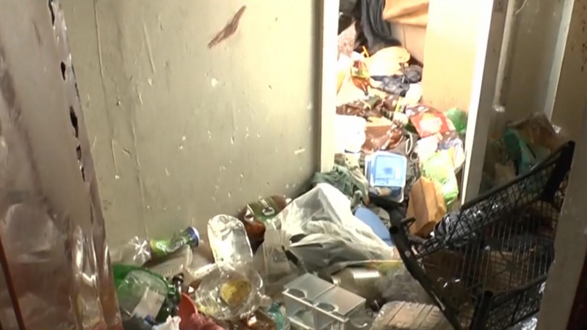 Focar de infecție într-un bloc din Piatra Nemț! Locatarii sunt terorizați de un vecin bolnav psihic