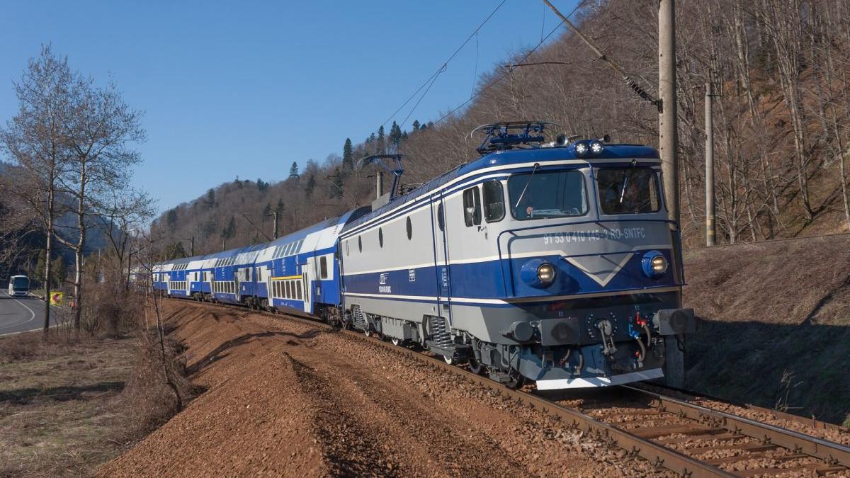 tren-cfr-calatori-defectat-pasageri-camp