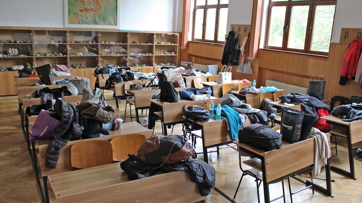 Elevi puși în timpul orei să stea în genunchi cu mâinile deasupra capului, într-un colegiu din Botoșani