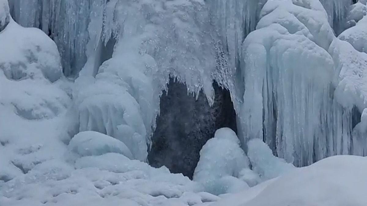 cascada inghetata valea marii