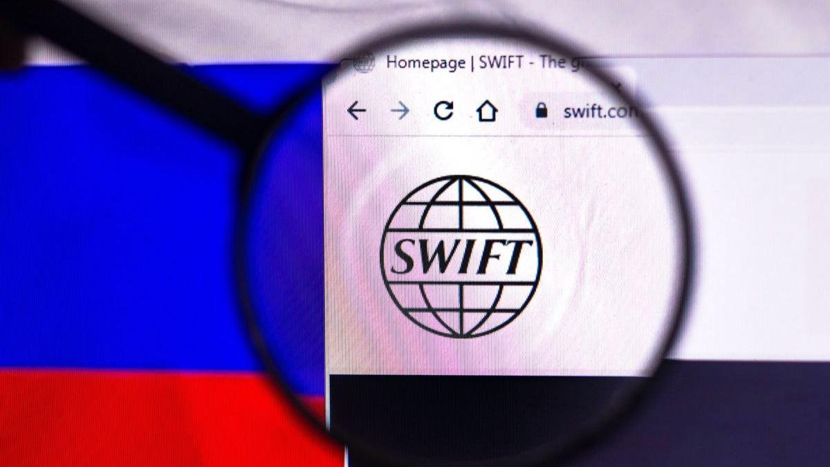 comisia europeana excludere banci rusia swift