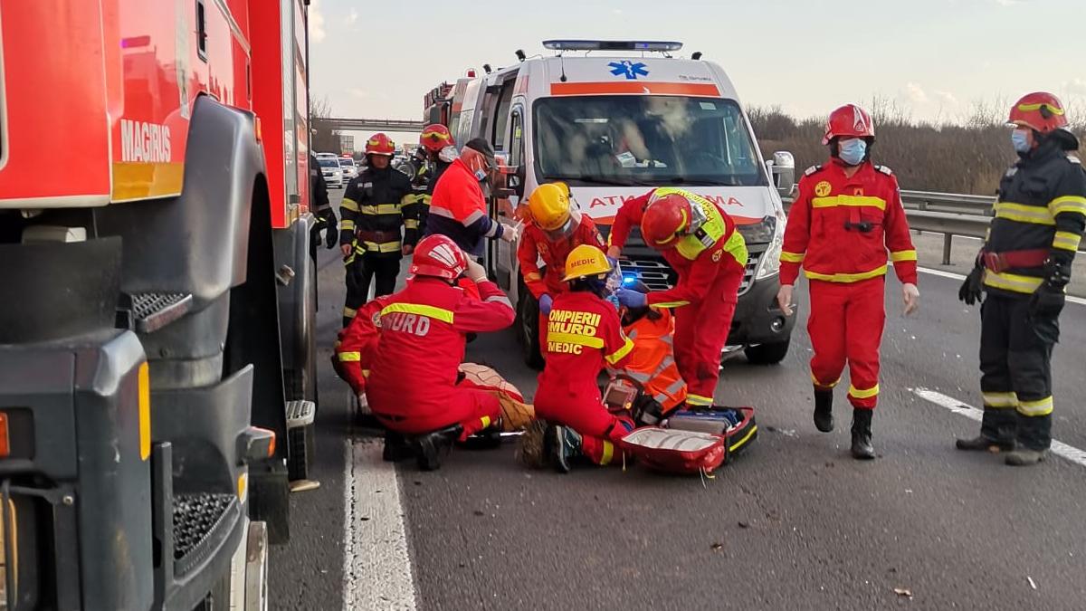 Un muncitor a murit după ce un panou publicitar ar fi căzut peste el. Bărbatul lucra la repararea unui drum naţional din Cluj