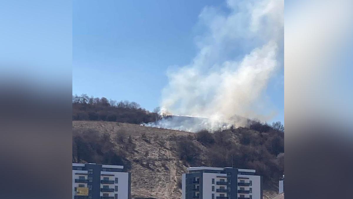 Un clujean a produs un incendiu uriaş de vegetaţie, după care a încercat să stingă focul cu o bluză