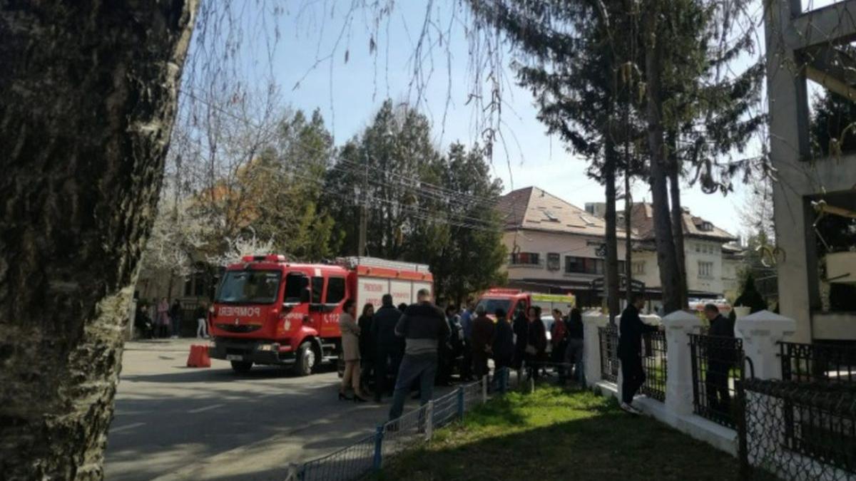 Ameninţare cu bombă la Curtea de Apel Bacău! Pirotehniştii fac verificări, iar oamenii au fost evacuaţi din clădire