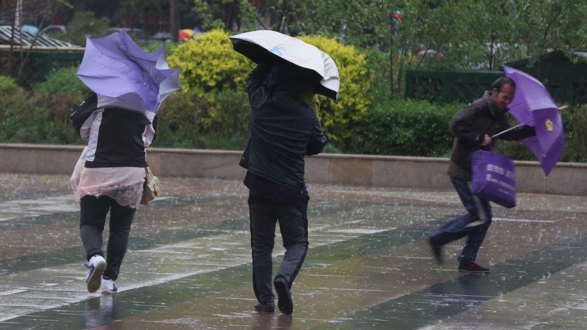 Prognoza meteo actualizată. Alertă meteo emisă de ANM. Frig, vijelii și grindină în zilele următoare