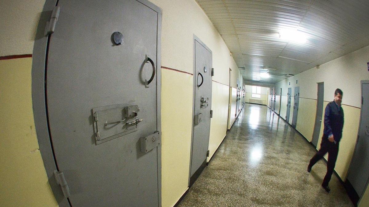 Agent din penitenciar, prins când încerca să introducă droguri în închisoare