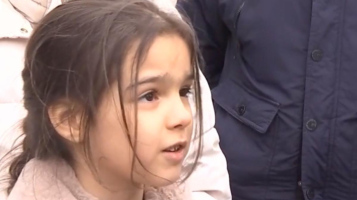 Daria, fetiţa din blocul fără curent, mesaj pentru Nicuşor Dan: "Ne este greu! Mor bătrânii de frig. E o semnătură să avem şi noi lumină"