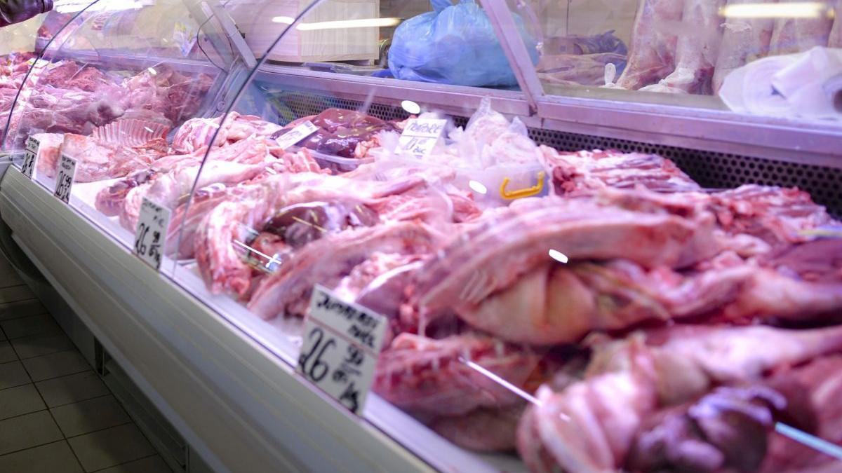 Carne de câine vândută în loc de carne de miel. Ce au găsit inspectorii DSVSA în piețe