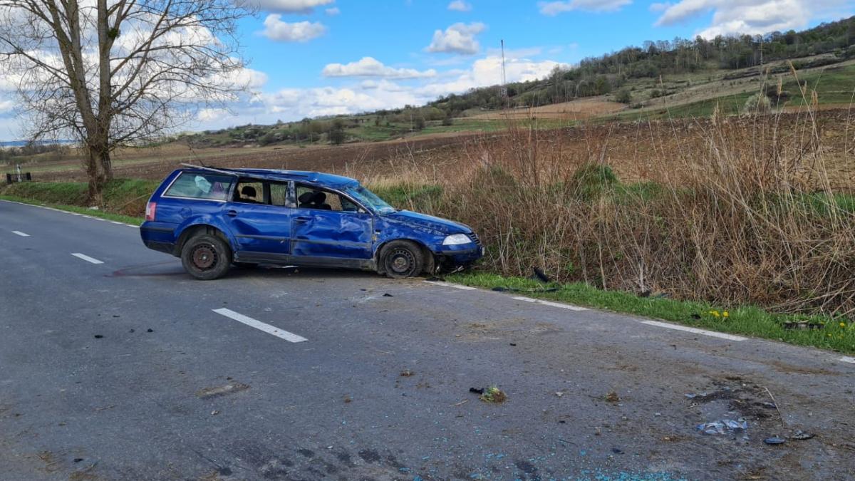 Un tânăr de 17 ani a murit de ziua lui. Mașina în care se afla s-a răsturnat, între Buia și Mihăileni