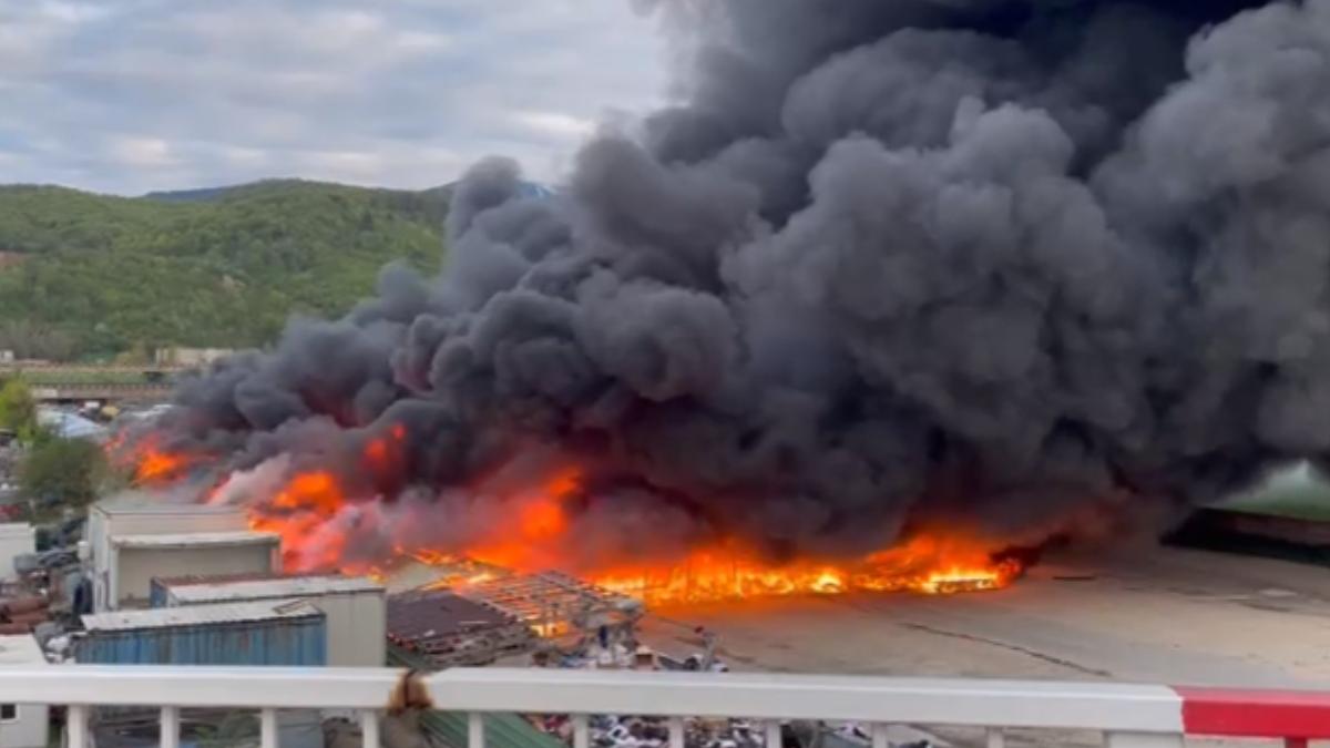 Incendiu puternic la un complex comercial din Braşov