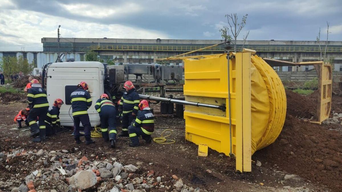 tragoviste camion sofer pamant