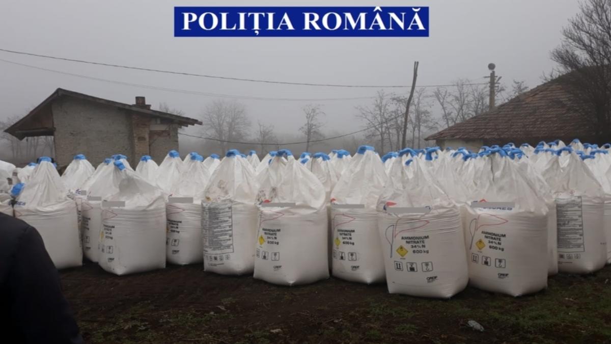 25 de tone de azotat de amoniu și sute de litri de pesticide expirate, găsite de polițiști